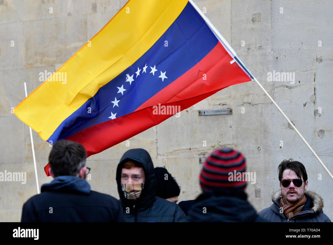 Un grand drapeau vénézuélien est vu en agitant pendant l'hands off Venezuela protes à Londres. Les manifestants se sont réunis à l'extérieur de BBC pour protester contre ses rapports biaisés sur le Venezuela et contre le coup d'État. En solidarité avec le Venezuela, les manifestants exigent de mettre fin à toute menace d'une intervention militaire au Venezuela par les États-Unis. Banque D'Images