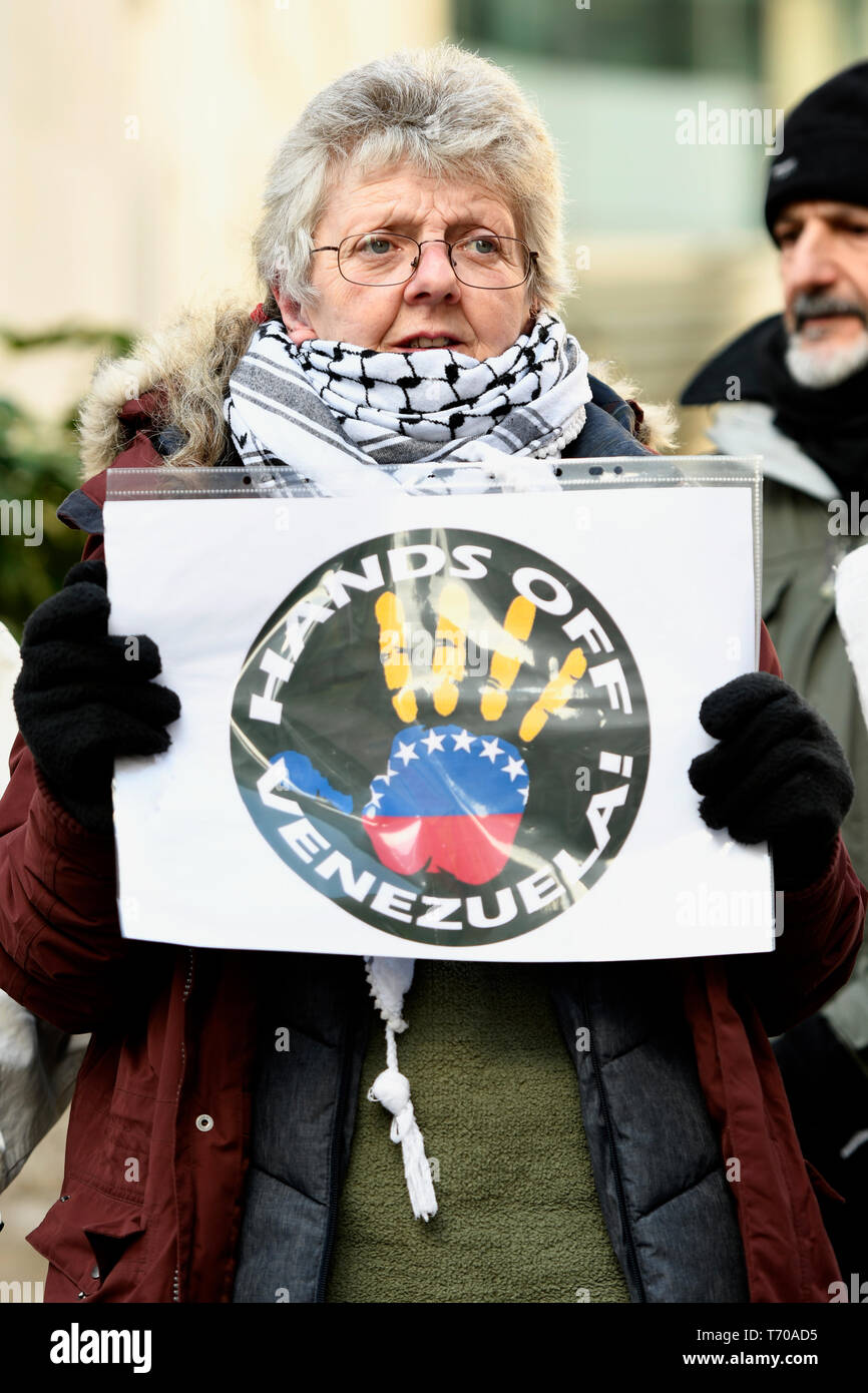 Manifestant vu holding a placard pendant la pas touche au Venezuela manifestation à Londres. Les manifestants se sont réunis à l'extérieur de BBC pour protester contre ses rapports biaisés sur le Venezuela et contre le coup d'État. En solidarité avec le Venezuela, les manifestants exigent de mettre fin à toute menace d'une intervention militaire au Venezuela par les États-Unis. Banque D'Images