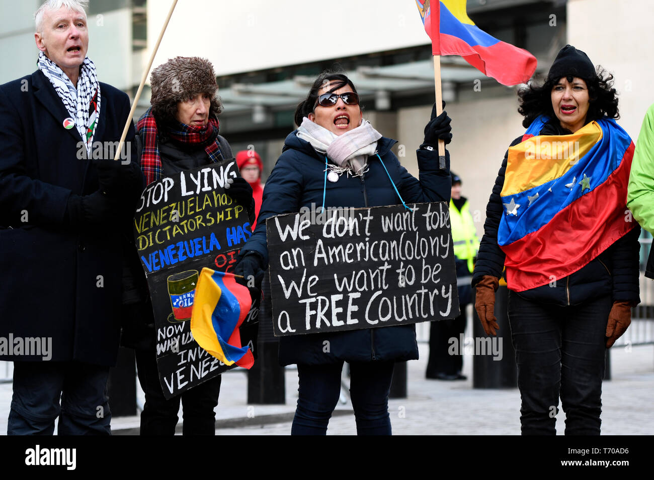 Les protestataires sont vu la tenue des pancartes et drapeaux Venezuela pas touche au Venezuela au cours de la manifestation à Londres. Les manifestants se sont réunis à l'extérieur de BBC pour protester contre ses rapports biaisés sur le Venezuela et contre le coup d'État. En solidarité avec le Venezuela, les manifestants exigent de mettre fin à toute menace d'une intervention militaire au Venezuela par les États-Unis. Banque D'Images