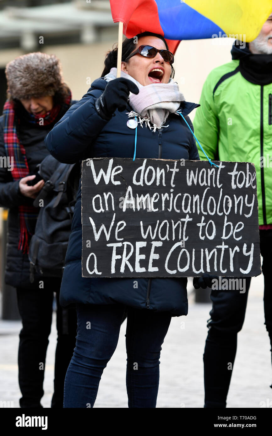 Vu manifestant criant des slogans pendant la pas touche au Venezuela manifestation à Londres. Les manifestants se sont réunis à l'extérieur de BBC pour protester contre ses rapports biaisés sur le Venezuela et contre le coup d'État. En solidarité avec le Venezuela, les manifestants exigent de mettre fin à toute menace d'une intervention militaire au Venezuela par les États-Unis. Banque D'Images