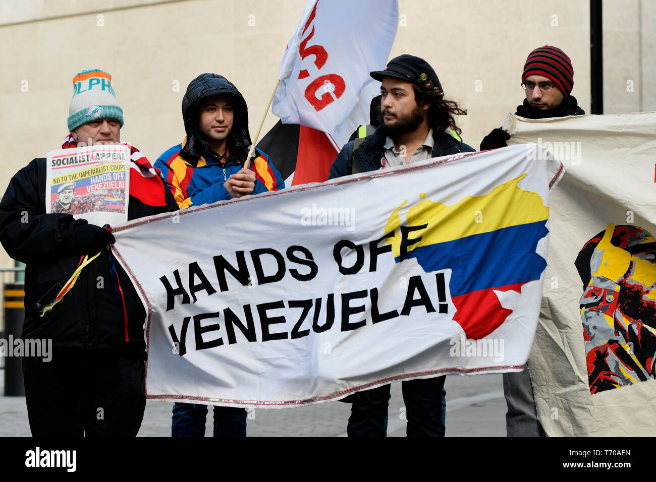 Vu les manifestants avec une bannière au cours de la protestation pas touche au Venezuela. Les manifestants se sont réunis à l'extérieur de BBC pour protester contre ses rapports biaisés sur le Venezuela et contre le coup d'État. En solidarité avec le Venezuela, les manifestants exigent de mettre fin à toute menace d'une intervention militaire au Venezuela par les États-Unis. Banque D'Images