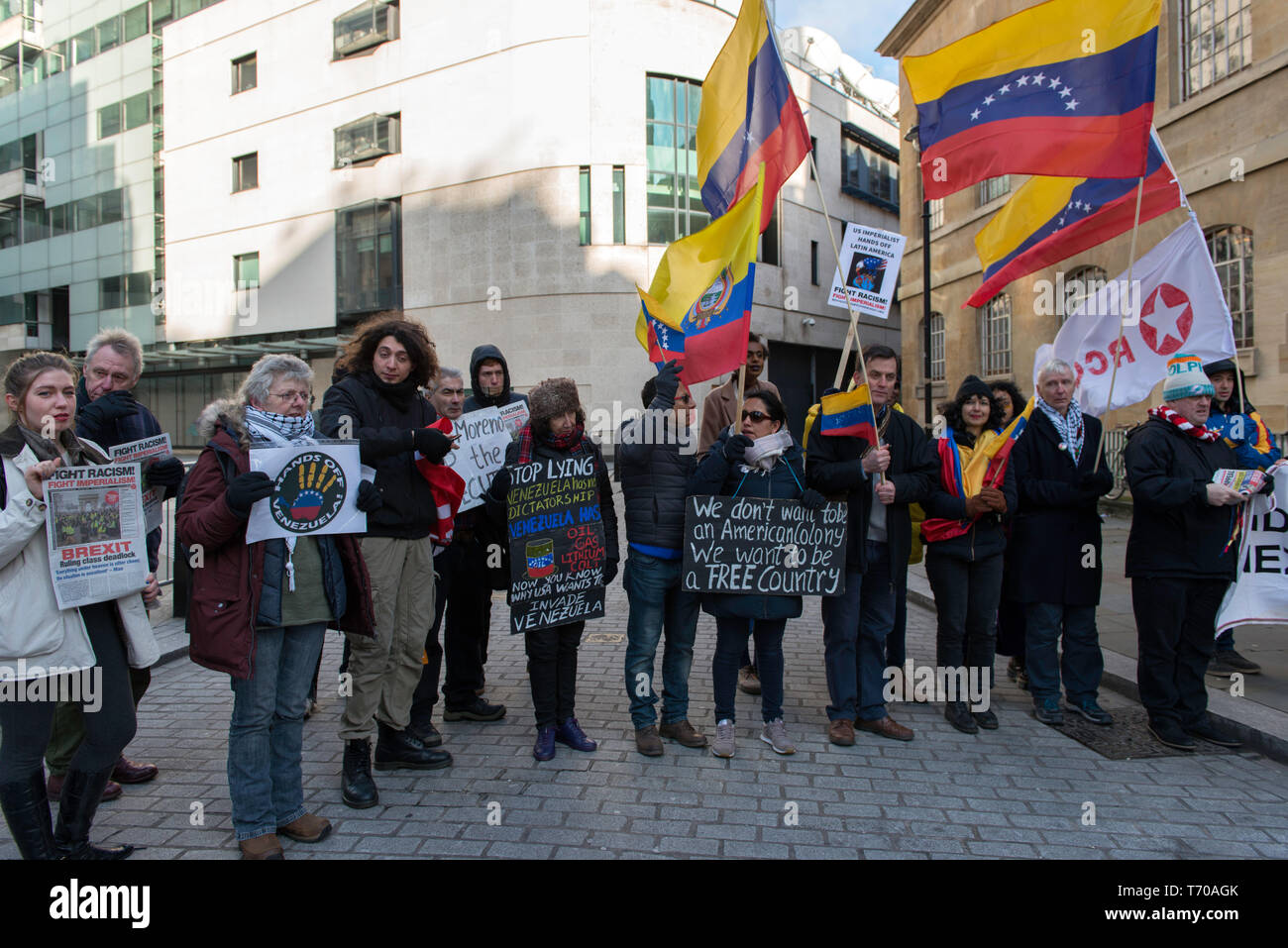 Les protestataires sont vu la tenue des pancartes et vénézuéliens, colombiens et les drapeaux de l'Equateur pendant la pas touche au Venezuela manifestation à Londres. Les manifestants se sont réunis à l'extérieur de BBC pour protester contre ses rapports biaisés sur le Venezuela et contre le coup d'État. En solidarité avec le Venezuela, les manifestants exigent de mettre fin à toute menace d'une intervention militaire au Venezuela par les États-Unis. Banque D'Images