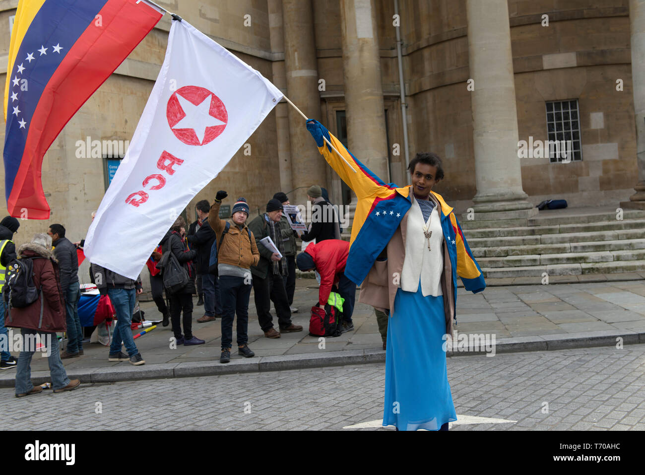 Un manifestant est vu qui agitait un drapeau vénézuélien et le Groupe Communiste Révolutionnaire (RCG) drapeau pendant la pas touche au Venezuela manifestation à Londres. Les manifestants se sont réunis à l'extérieur de BBC pour protester contre ses rapports biaisés sur le Venezuela et contre le coup d'État. En solidarité avec le Venezuela, les manifestants exigent de mettre fin à toute menace d'une intervention militaire au Venezuela par les États-Unis. Banque D'Images