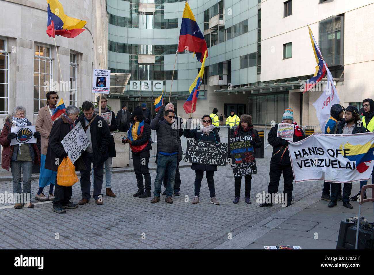 Les protestataires sont vu la tenue des pancartes et drapeaux Venezuela pas touche au Venezuela au cours de la manifestation à Londres. Les manifestants se sont réunis à l'extérieur de BBC pour protester contre ses rapports biaisés sur le Venezuela et contre le coup d'État. En solidarité avec le Venezuela, les manifestants exigent de mettre fin à toute menace d'une intervention militaire au Venezuela par les États-Unis. Banque D'Images