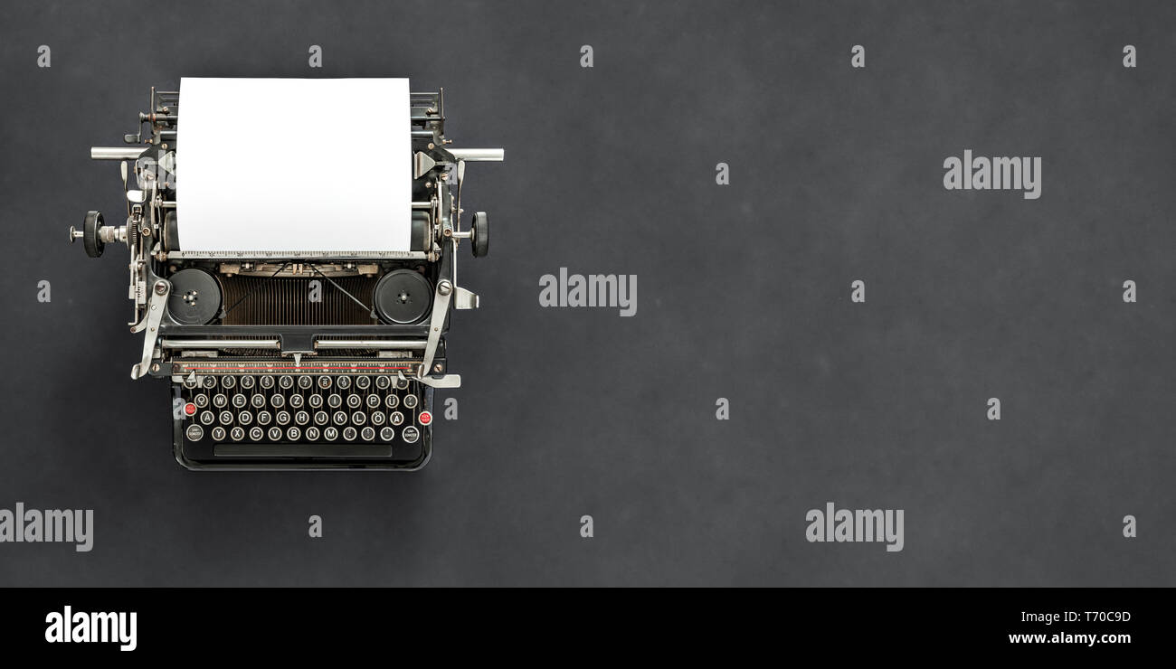 Vintage typewriter avec feuille de papier vierge technologie rétro Banque D'Images
