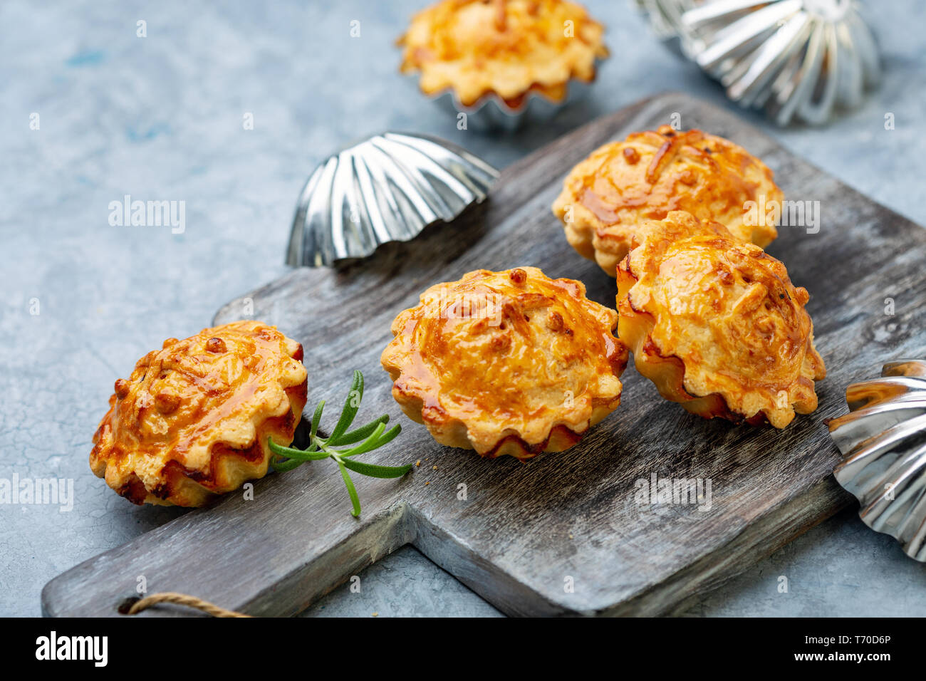 La viande hachée maison mini tartes pour le petit-déjeuner. Banque D'Images