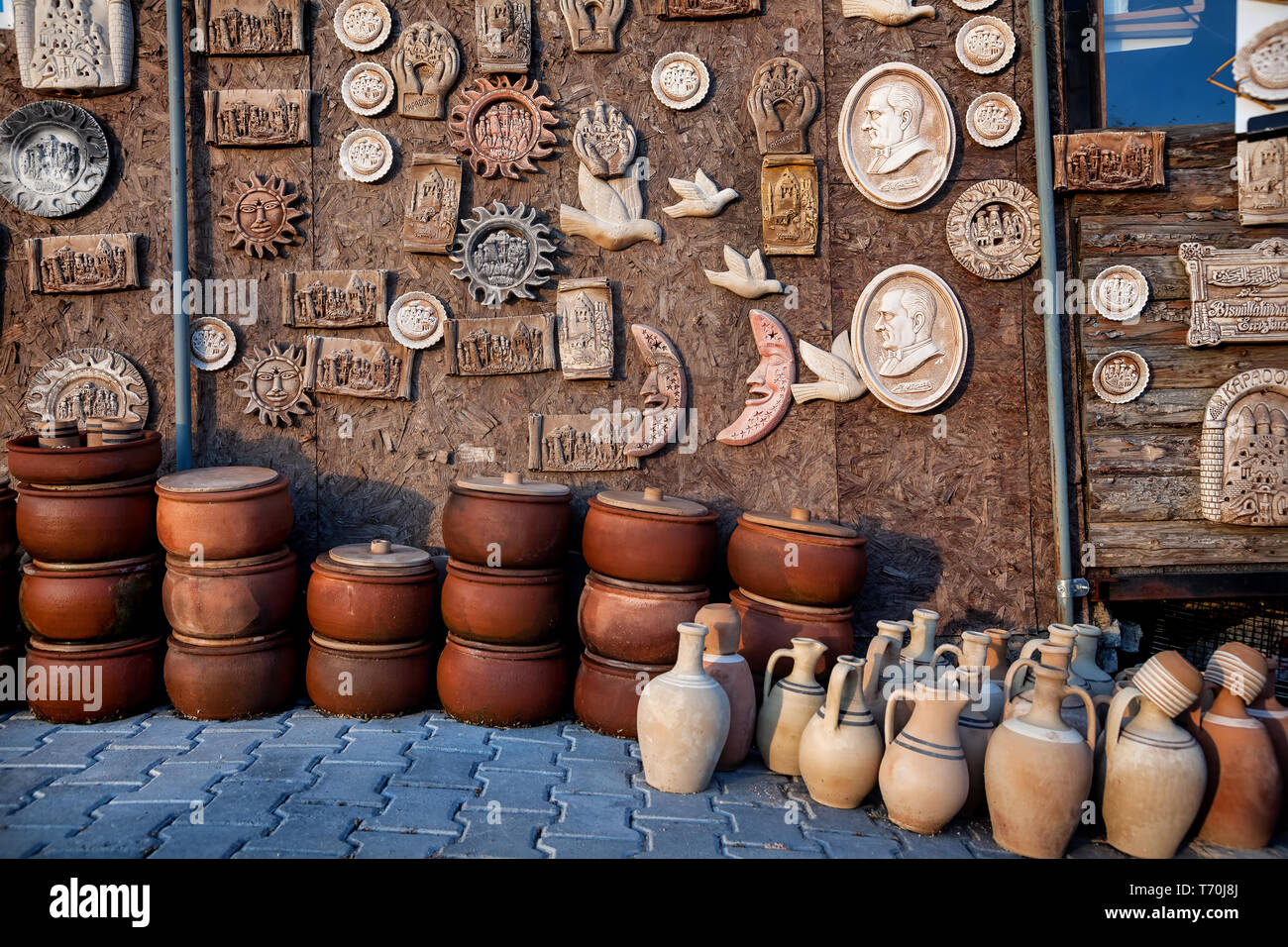 Des statues d'argile, de l'aimant et pots en marché de Göreme, Cappadoce, Turquie Banque D'Images