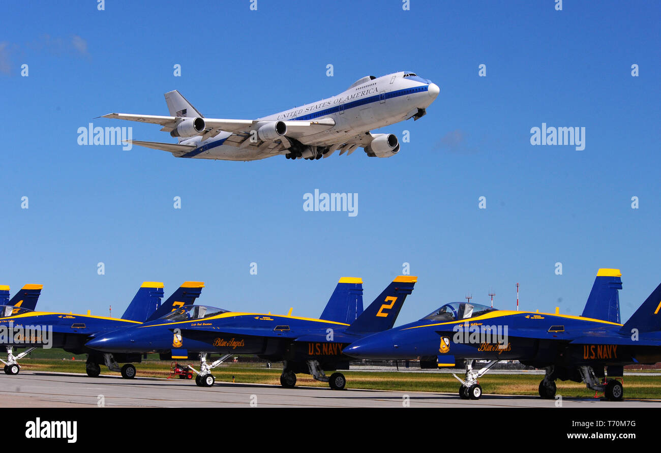 Un E-4B Aéronefs flys sur la ronde de U.S. Navy Blue Angels F-18 au cours de la 2009 défenseurs de la liberté et de la Journée Portes Ouvertes Air Show ici, 29 Août - 30. Le E-4B est le Centre national des opérations aériennes pour le président, secrétaire de la défense et de l'état-major des armées. En réponse à une urgence, l'appareil offre une chance de survie, commandement, contrôle et communications Centre de diriger les forces armées des États-Unis, d'exécuter les commandes de guerre d'urgence et de coordination des actions par les autorités civiles. (U.S. Air Force Photo de Josh Plueger) Banque D'Images