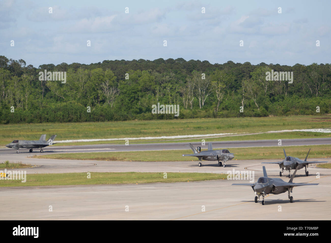 L'Escadron de chasse maritime Formation d'attaque (501) VMFAT mène un exercice de préparation composé de 20 F-35B Lightning II à bord d'aéronefs Marine Corps Air Station Beaufort, le 1 mai. La sécurité le lancement et la récupération de l'aéronef, l'escadron affirme son engagement à réaliser et maintenir le plus haut niveau de préparation afin de former la prochaine génération de pilotes de F-35B Le Corps des Marines américains et des pays partenaires. Banque D'Images