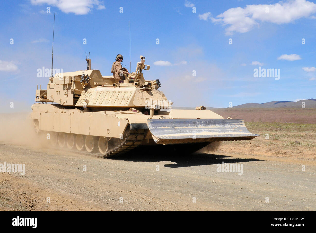 Les Marines de la 2e Bataillon de Génie de Combat, Camp Lejeune, N.C., l'exploitation d'une violation de l'Agression avec un fonctionnement du véhicule robotisé à Yakima, Yakima, Centre de formation de l'État de Washington, le 1 mai, dans le cadre de l'évaluation militaire interarmées 2019. Unités qui participent à l'évaluation d'améliorer leur état de préparation alors que l'intégration et à l'évaluation des concepts innovants et des capacités dans un environnement opérationnel difficile. Les véhicules équipés d'une robotique ont été testés sur le terrain pour déterminer leur potentiel en tant que concept intégrables pour l'Armée de terre et Marine Corps. L'intégration de la robotique sur l'assaut violer véhicule Banque D'Images