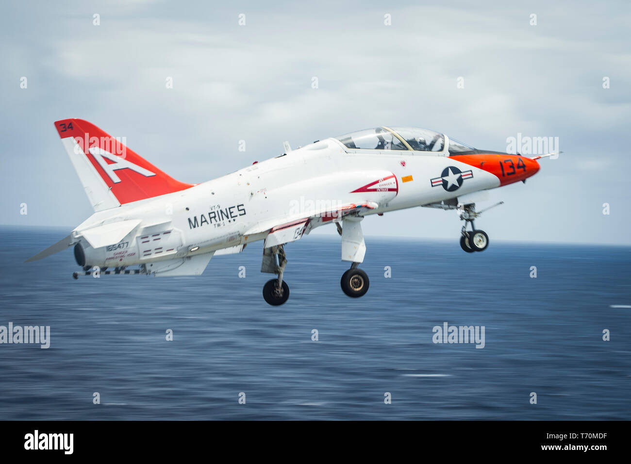 190502-N-KT825-022 OCÉAN ATLANTIQUE (2 mai 2019) UN T-45C Goshawk aéronefs affectés à la formation de l'Escadre aérienne de la formation (TW) 2 effectue des opérations de vol à bord du porte-avions USS Dwight D. Eisenhower (CVN 69). Ike est en cours dans l'Océan Atlantique la conduite de qualifications de l'opérateur tandis que dans la phase de base de l'optimisation du Plan d'intervention de la flotte. (U.S. Photo par marine Spécialiste de la communication de masse Seaman Sawyer Haskins) Banque D'Images