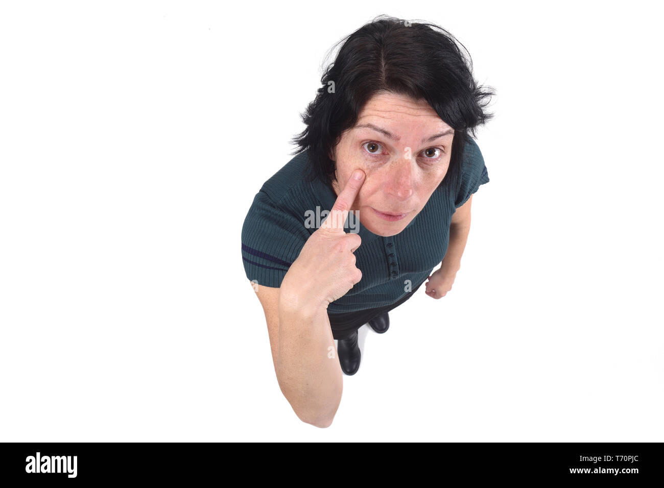 Femme avec doigt sur eye on white Banque D'Images