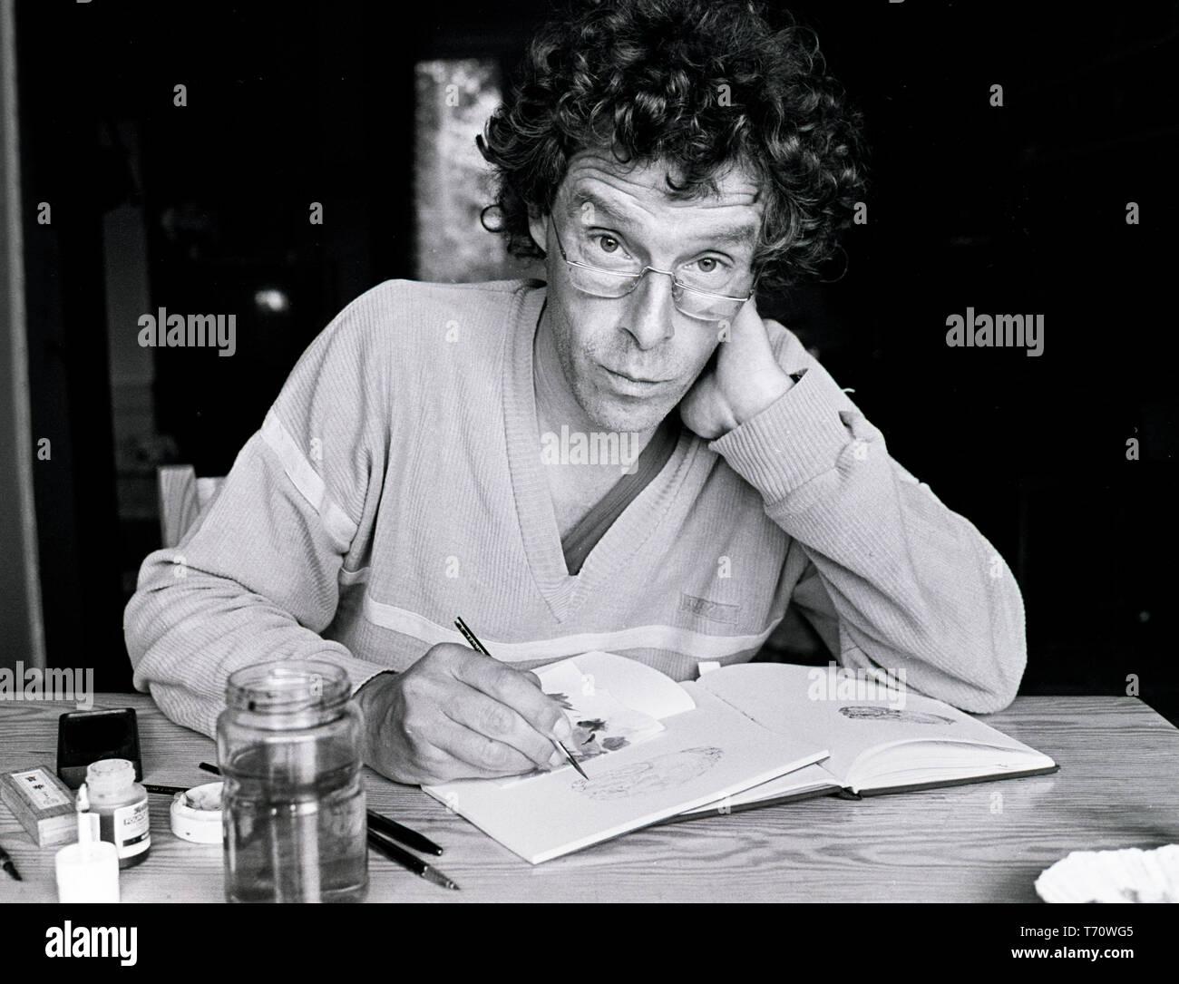 L'illustrateur de l'art néerlandais Peter Vos, posant dans son atelier. Pays-bas, ca 1975 (Photo Gijsbert Hanekroot) Banque D'Images
