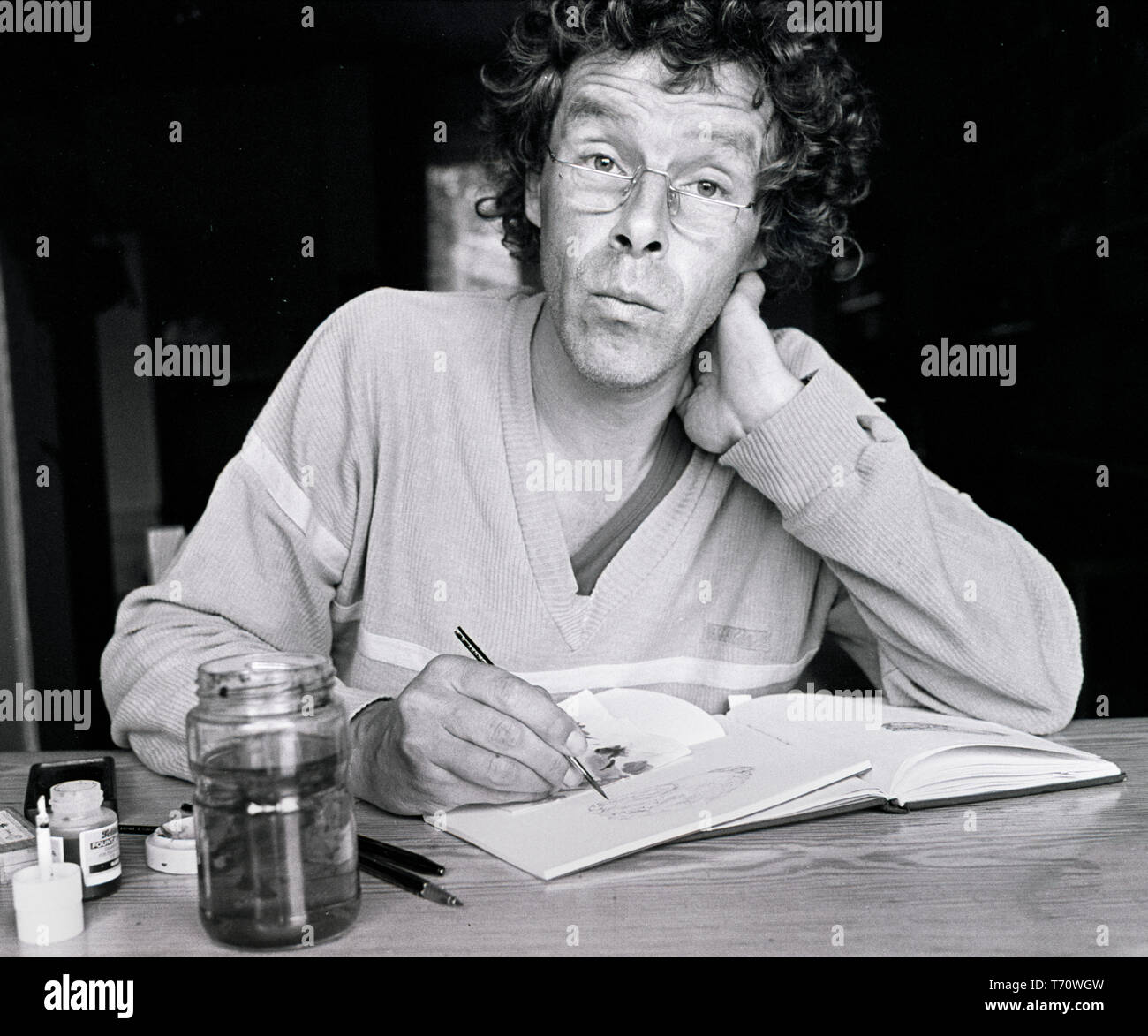 L'illustrateur de l'art néerlandais Peter Vos, posant dans son atelier. Pays-bas, ca 1975 (Photo Gijsbert Hanekroot) Banque D'Images