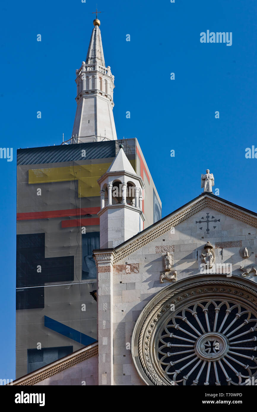 Modène : scorcio della facciata del Duomo e della Ghirlandina, ricoperta dall'Opera di Mimmo Paladino. Il 'telo' di Paladino è stato dans commissionato o Banque D'Images Modène : scorcio della facciata del Duomo e della Ghirlandina, ricoperta dall'Opera di Mimmo Paladino. Il 'telo' di Paladino è stato dans commissionato o Banque D'Images