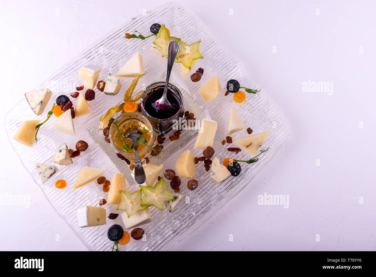 Assiette de fromage. Vue d'en haut. Fromage savoureux starter sur fond blanc. Banque D'Images