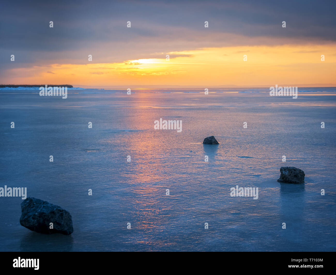 Paysage d'hiver sur un lac dans la région de Burgenland Banque D'Images