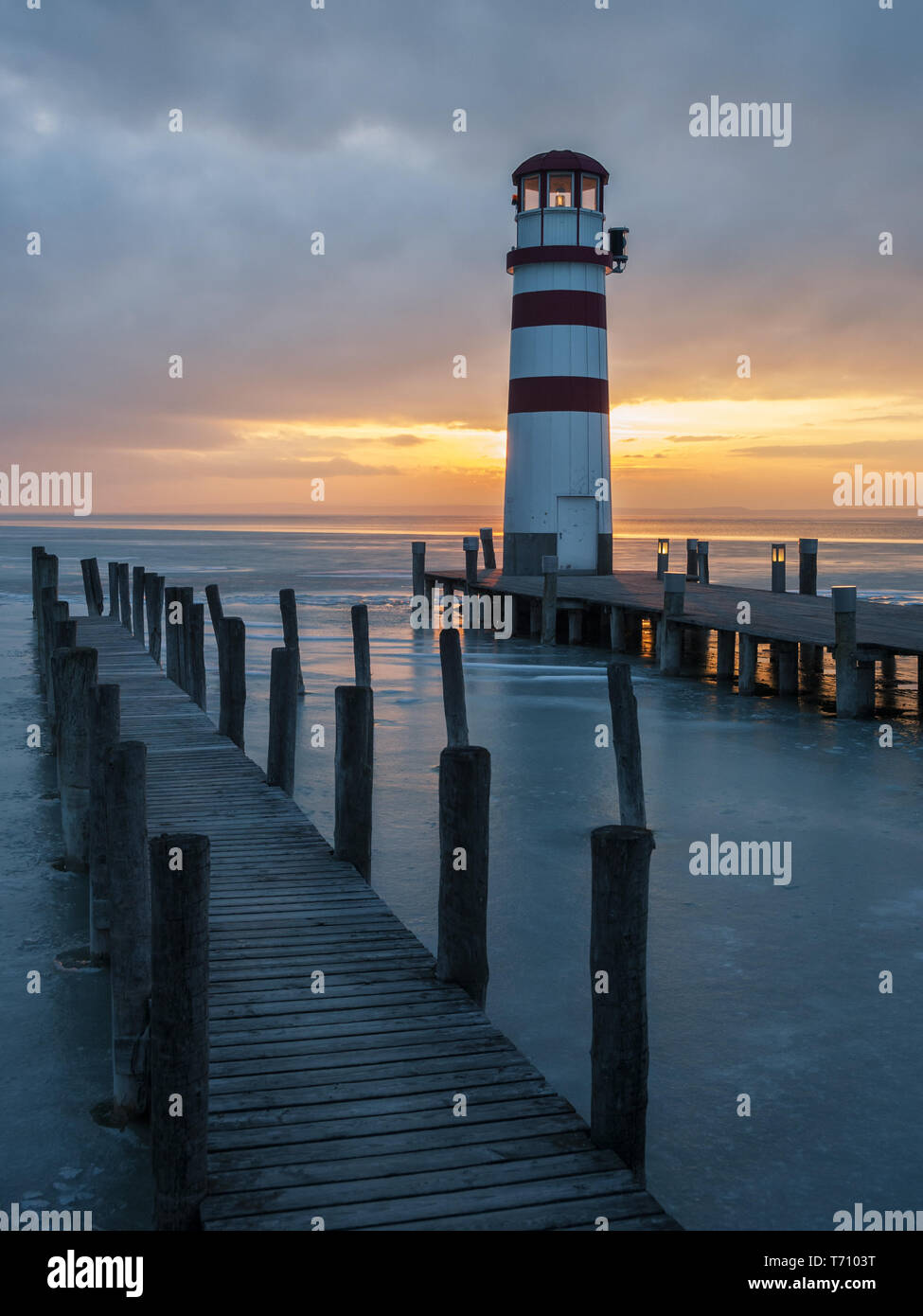 Phare de la jetée sur le lac en hiver Banque D'Images