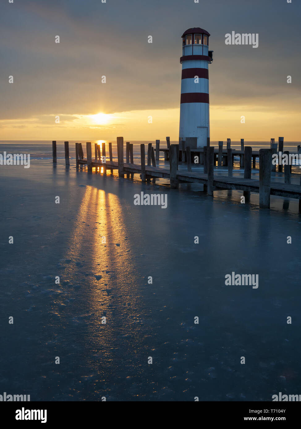Phare de la jetée sur le lac en hiver Banque D'Images