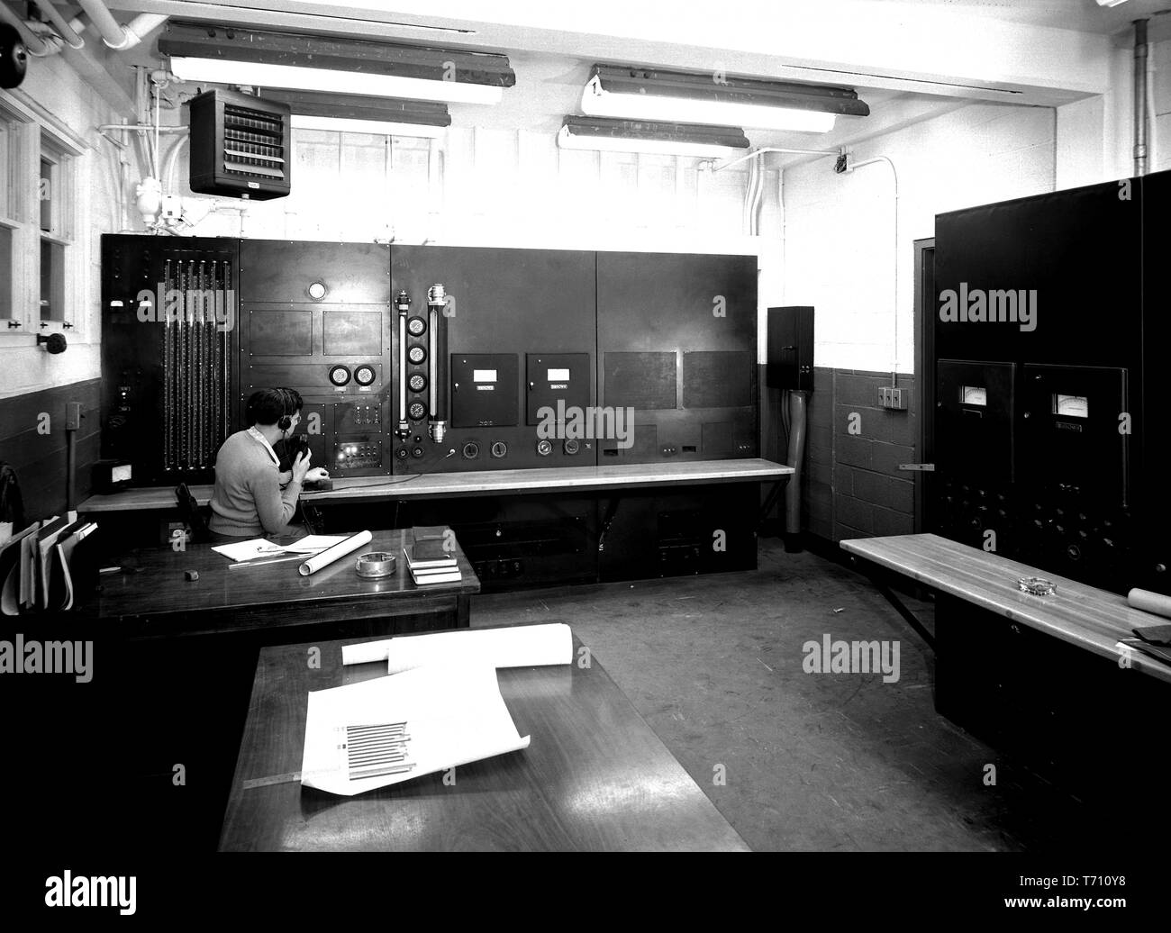 Ingénieur de la NASA dans la soufflerie supersonique salle de contrôle, 1945. Droit avec la permission de la National Aeronautics and Space Administration (NASA). () Banque D'Images