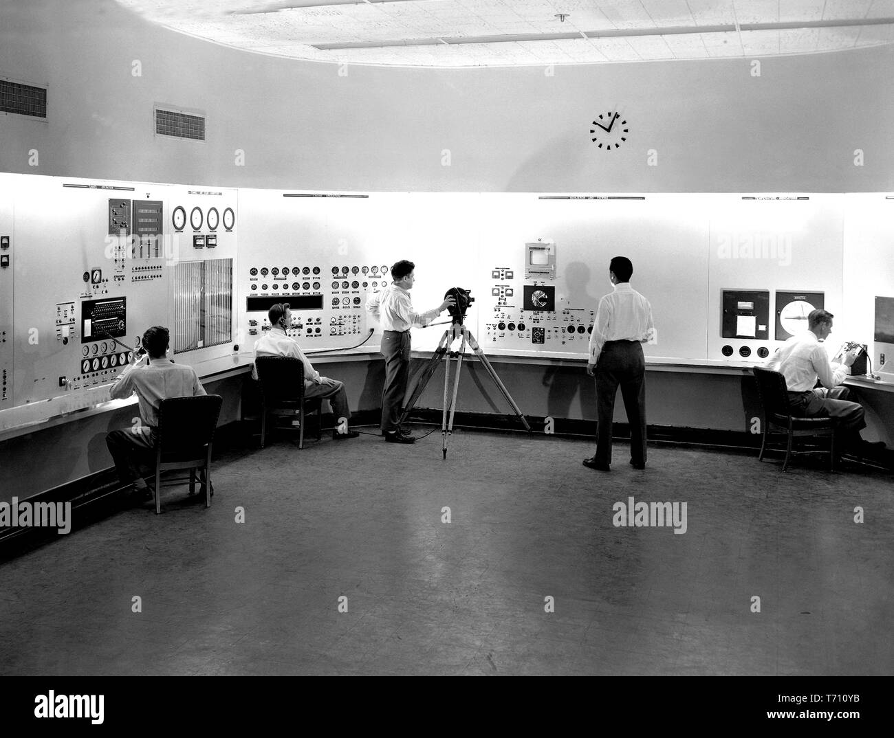 Les ingénieurs de la NASA dans la soufflerie supersonique à la salle de contrôle de la NASA Glenn Research Center de Cleveland, Ohio, 1949. Droit avec la permission de la National Aeronautics and Space Administration (NASA). () Banque D'Images