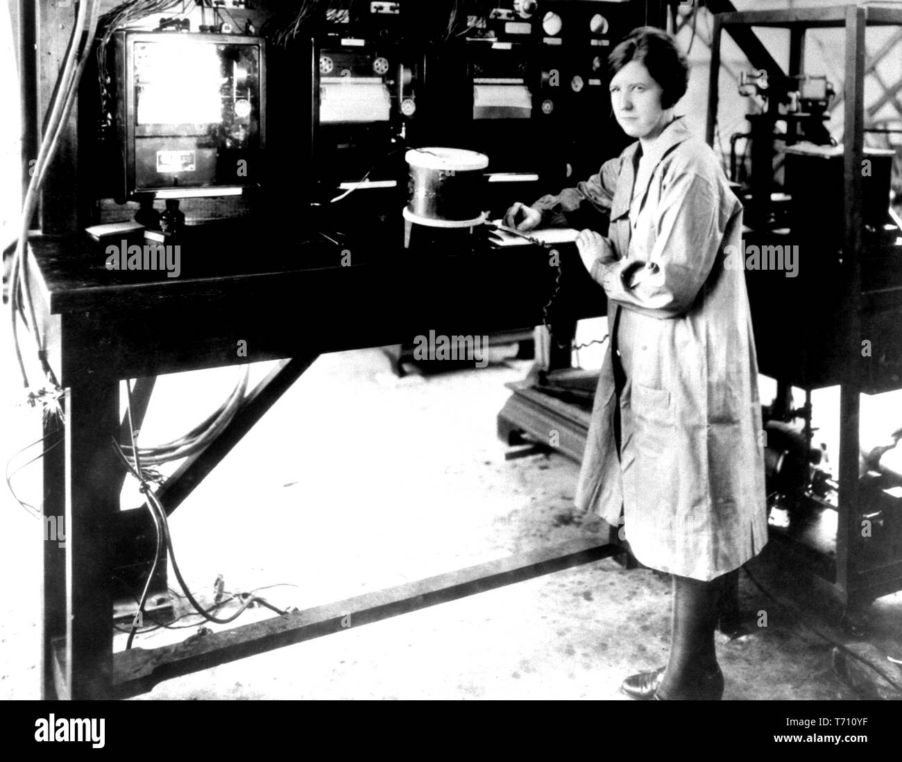 Portrait de la première femme NACA Pearl professionnel je les jeunes dans l'instrument de laboratoire de recherche, le 29 mars 1929. Droit avec la permission de la National Aeronautics and Space Administration (NASA). () Banque D'Images