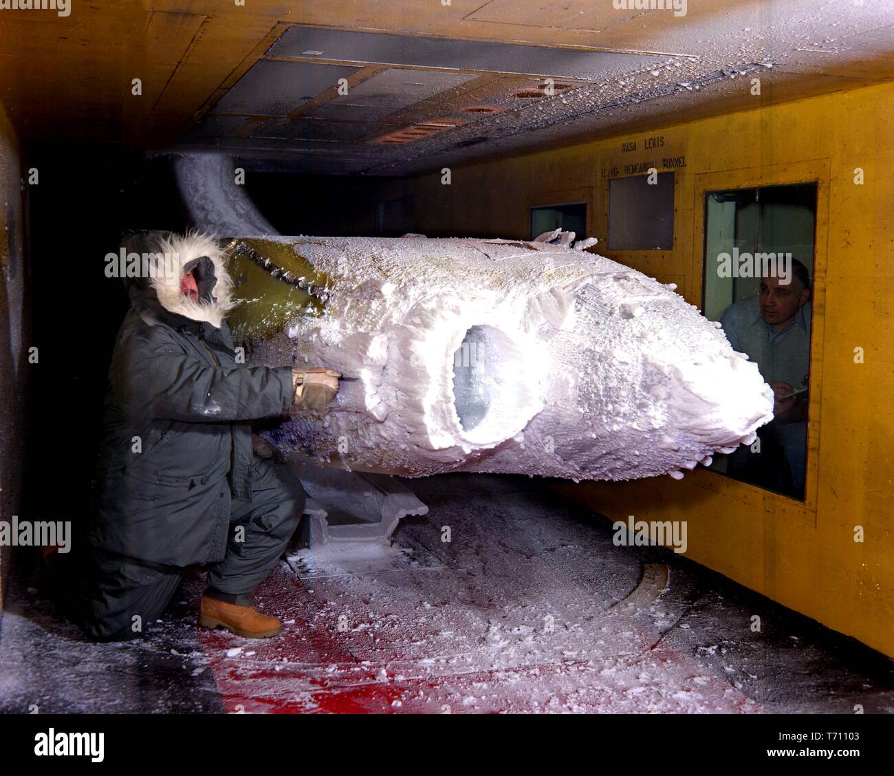 Jack Cotter et Ray Soto l'inspection d'un moteur de transport de banlieue dans le tunnel pour la recherche sur le givrage (IRT), NASA Glenn Research Center, Ohio, Mars, 1983. Droit avec la permission de la National Aeronautics and Space Administration (NASA). () Banque D'Images