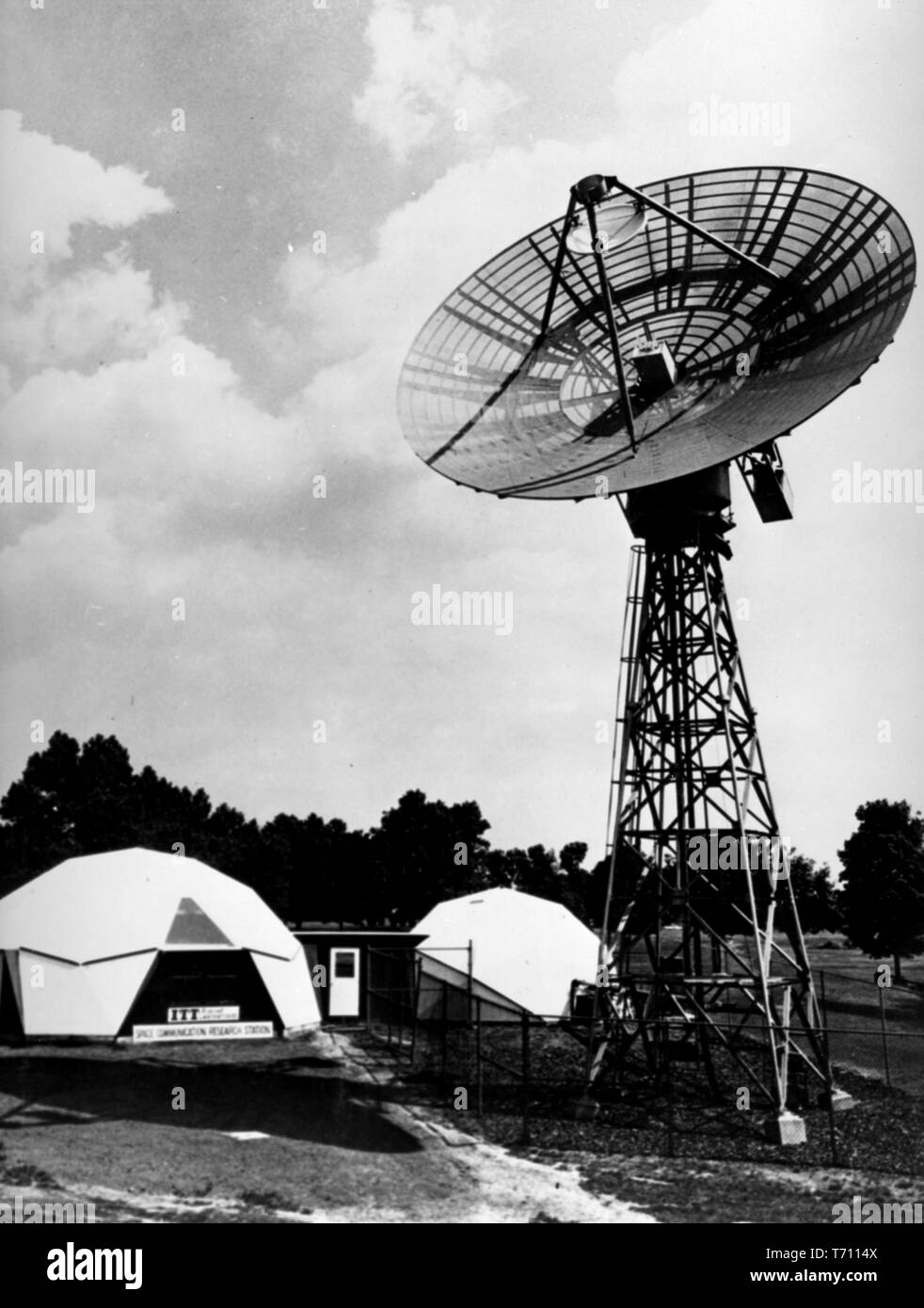 Téléphone et Télégraphe International Laboratoires fédéraux antenne parabolique de 30 pieds, agissant comme un espace relais projet terminal de communication, Novembre 11, 1962. Droit avec la permission de la National Aeronautics and Space Administration (NASA). () Banque D'Images