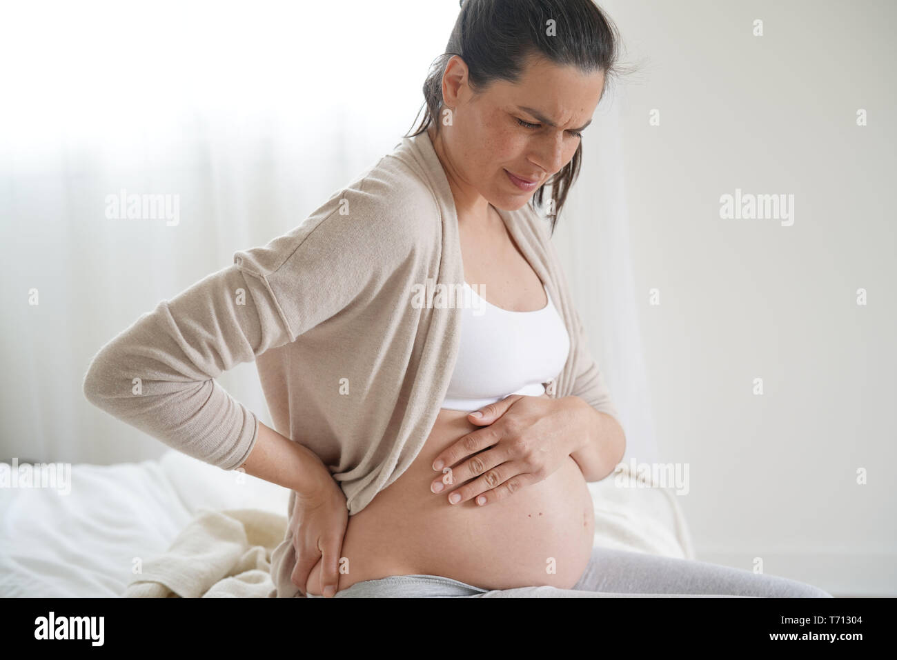 Femme enceinte des contractions Photo Stock - Alamy