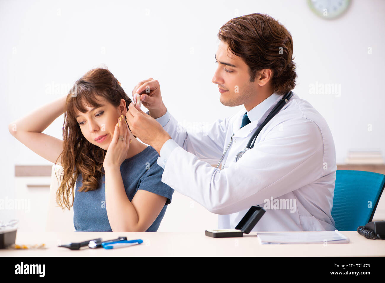 Patient avec de l'audition médecin de passage otorhinolaryngologi Banque D'Images