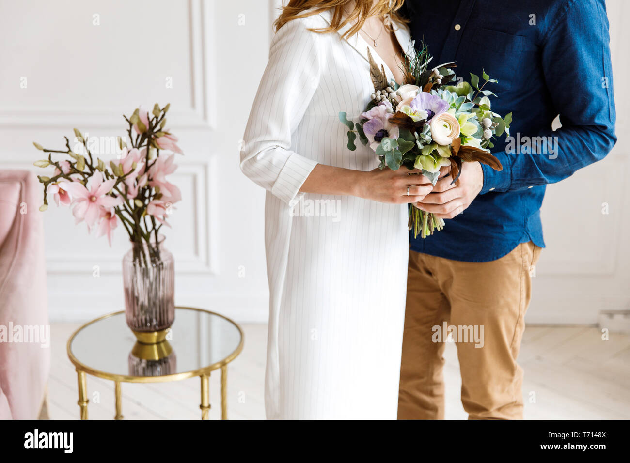 Mariage. Un jeune couple - un homme et une femme serrant les uns les autres le jour du mariage Banque D'Images