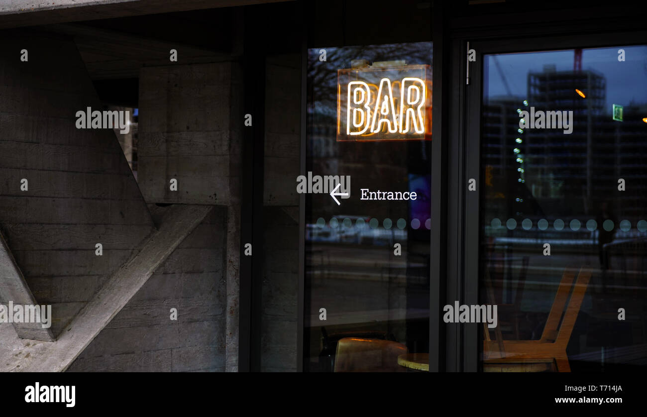 Neon Sign bar près de l'entrée d'un bar. Banque D'Images