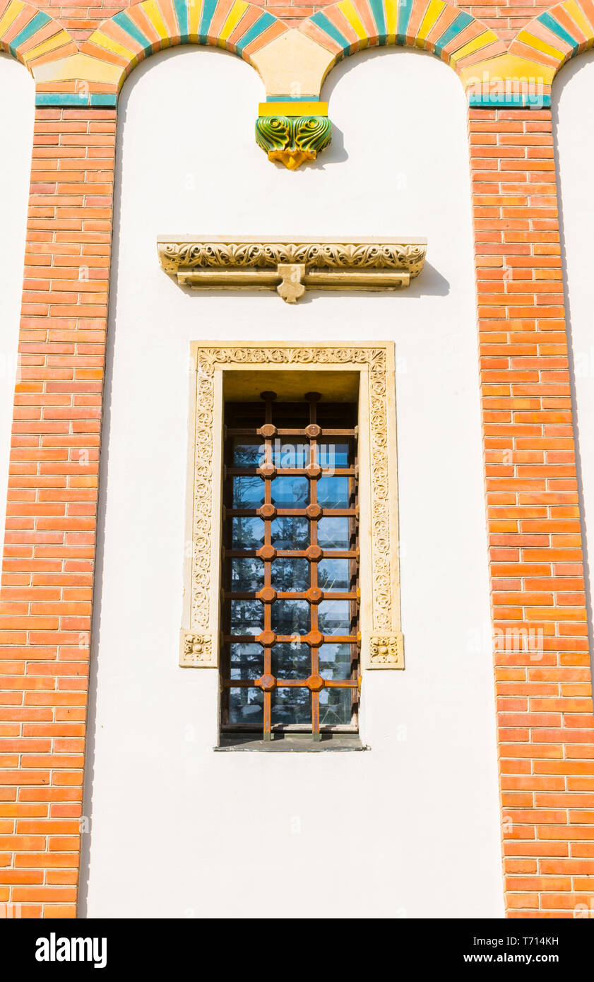 Châssis de fenêtre belle décoration à la monastère de Sinaia dans la Vallée de Prahova Banque D'Images