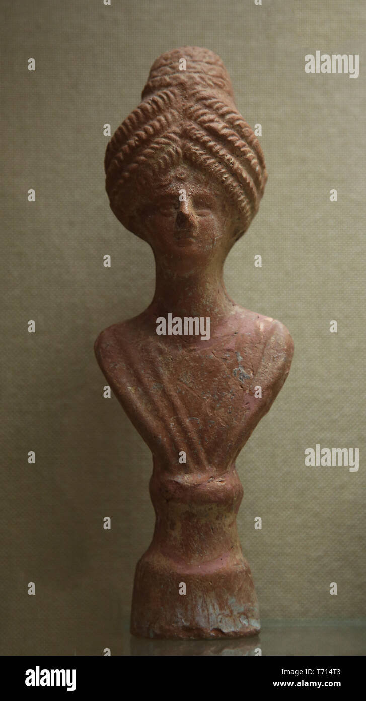 Tête en terre cuite romaine avec coiffure. Musée archéologique de Séville. L'Espagne. Banque D'Images