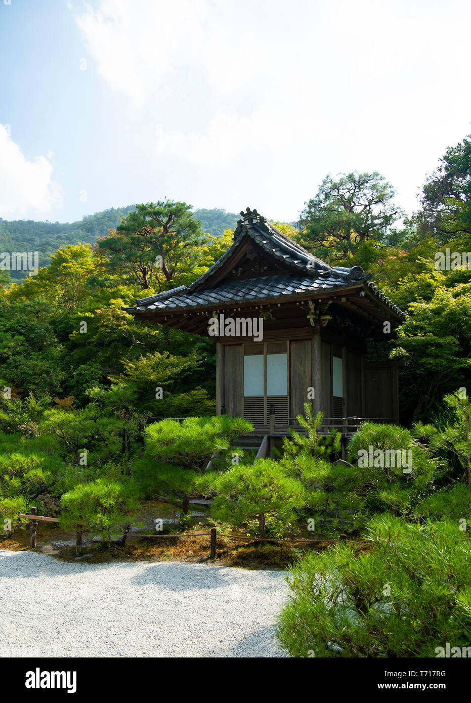 Sanctuaire Jibutsu-do, dans le parc du paysage emprunté Okochi Senso Villa Gardens. Maison de l'acteur japonais de cinéma muet Denjiro Okochi (1898-1962). Banque D'Images