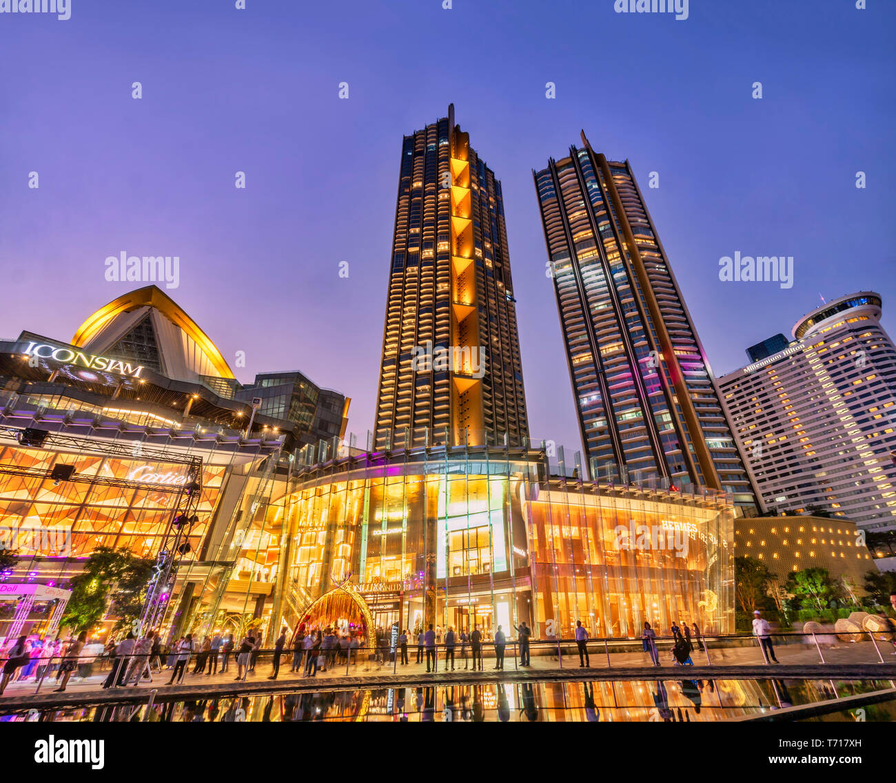 Siam icône mall, galerie marchande , crépuscule, Bangkok, Thaïlande Banque D'Images