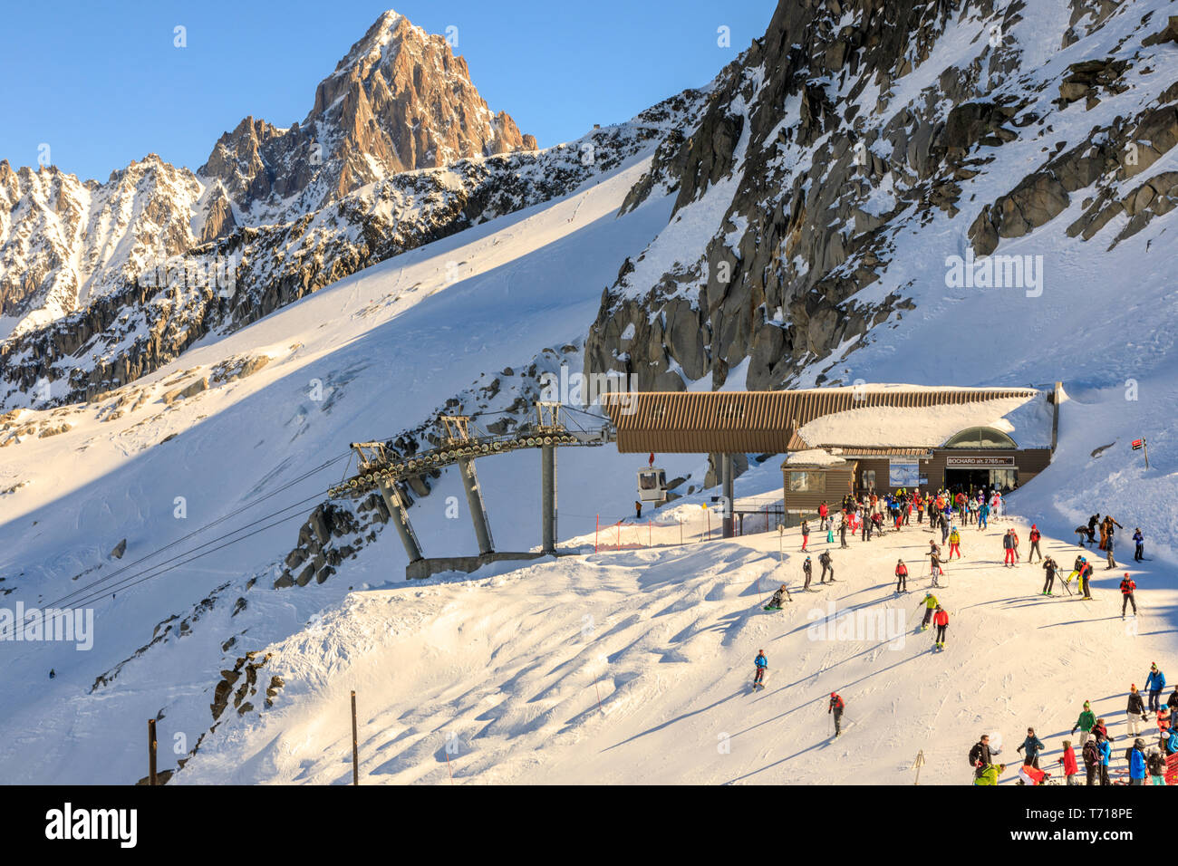 Les skieurs de quitter la télécabine Bochard à Grand Montets, dans les Alpes Françaises Banque D'Images