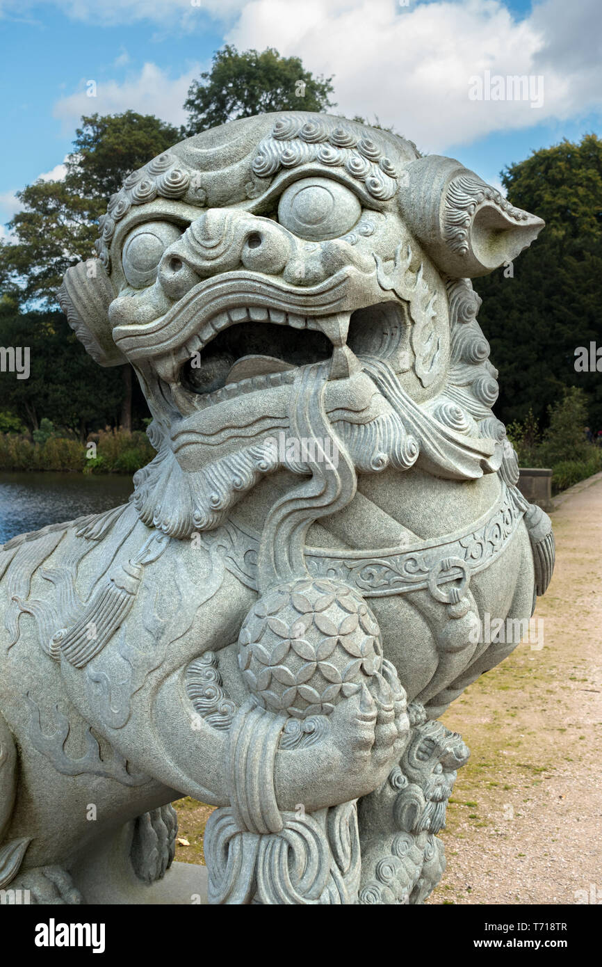 Gros plan du chef de la ville de Ningbo Chinese lion sculpture en pierre sculptée à Highfield Park, jardins de l'Université de Nottingham, Angleterre, RU Banque D'Images