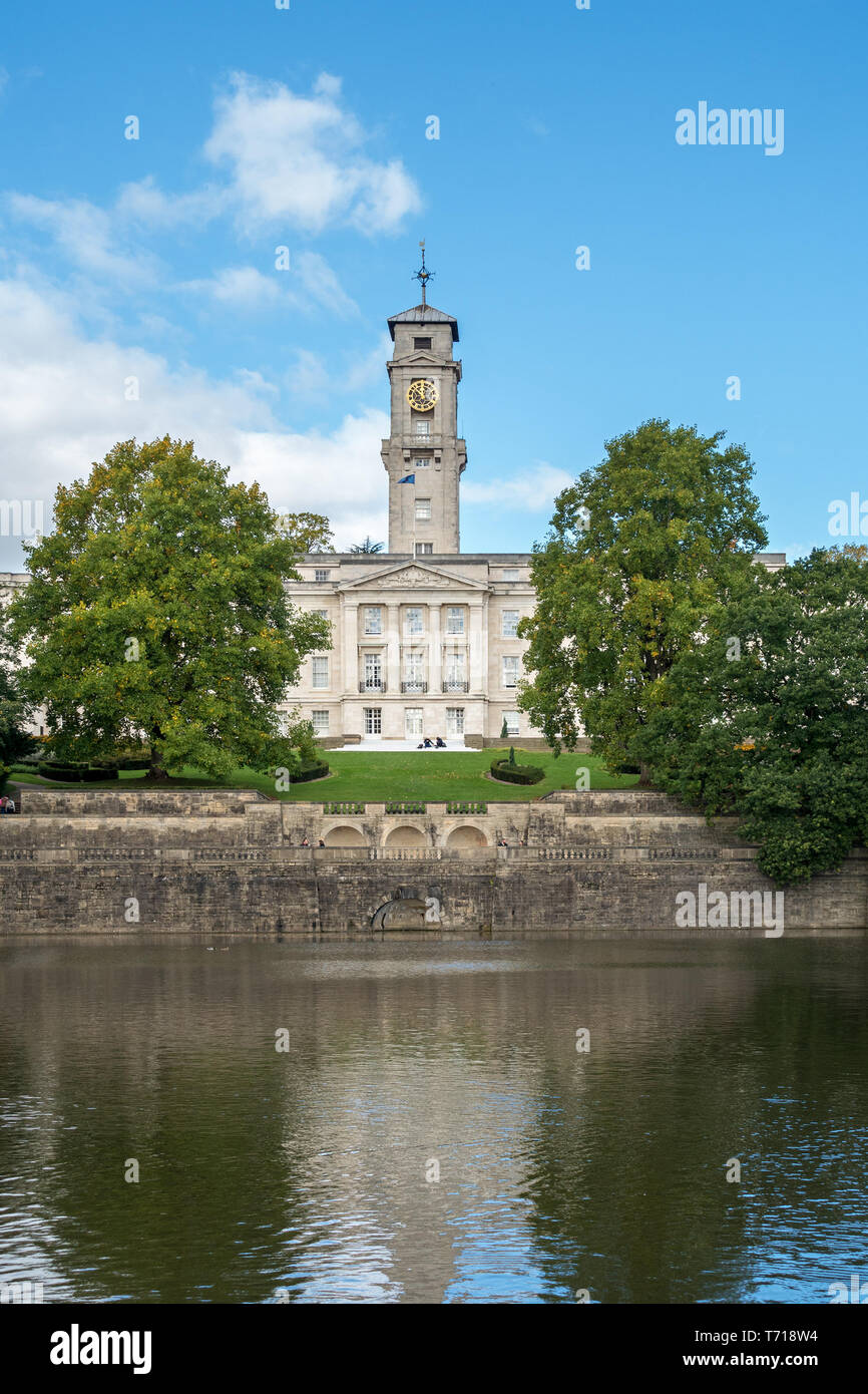 Tour de l'horloge de l'Université de Nottingham et lac de plaisance avec ciel bleu, jardins de l'Université de Nottingham, Angleterre, RU Banque D'Images