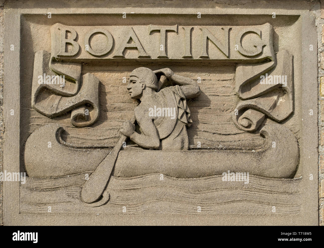 Panneau de lac de bateau en maçonnerie sculptée au lac de bateau de Highfield Park, Nottingham University Gardens, Angleterre, Royaume-Uni Banque D'Images