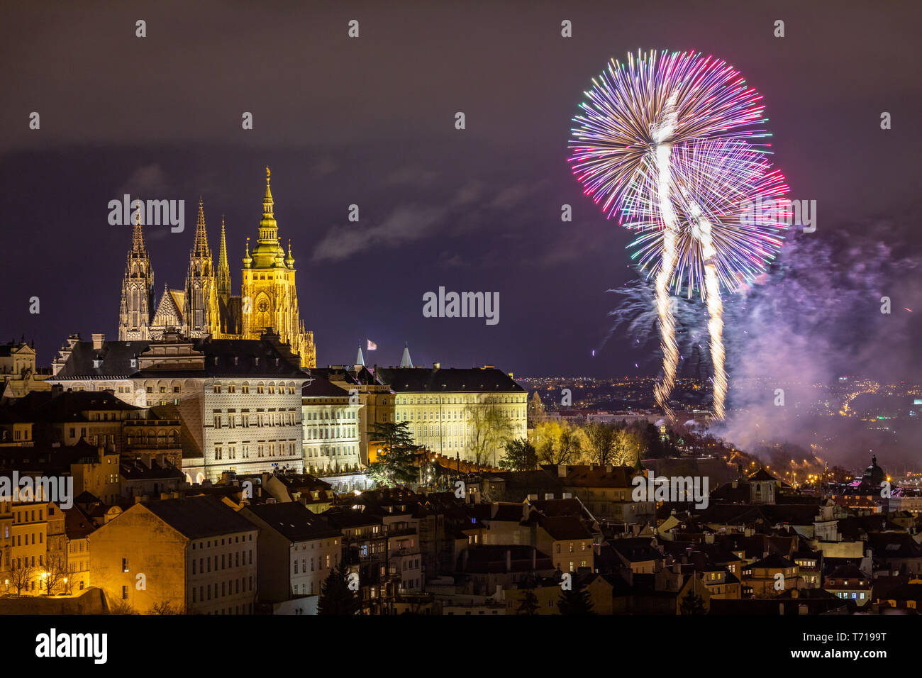 D'artifice sur la vieille ville de Prague, République tchèque. D'artifice du Nouvel An à Prague, Tchéquie. Au cours d'artifice Prague Nouvel An fête près de Vi Banque D'Images