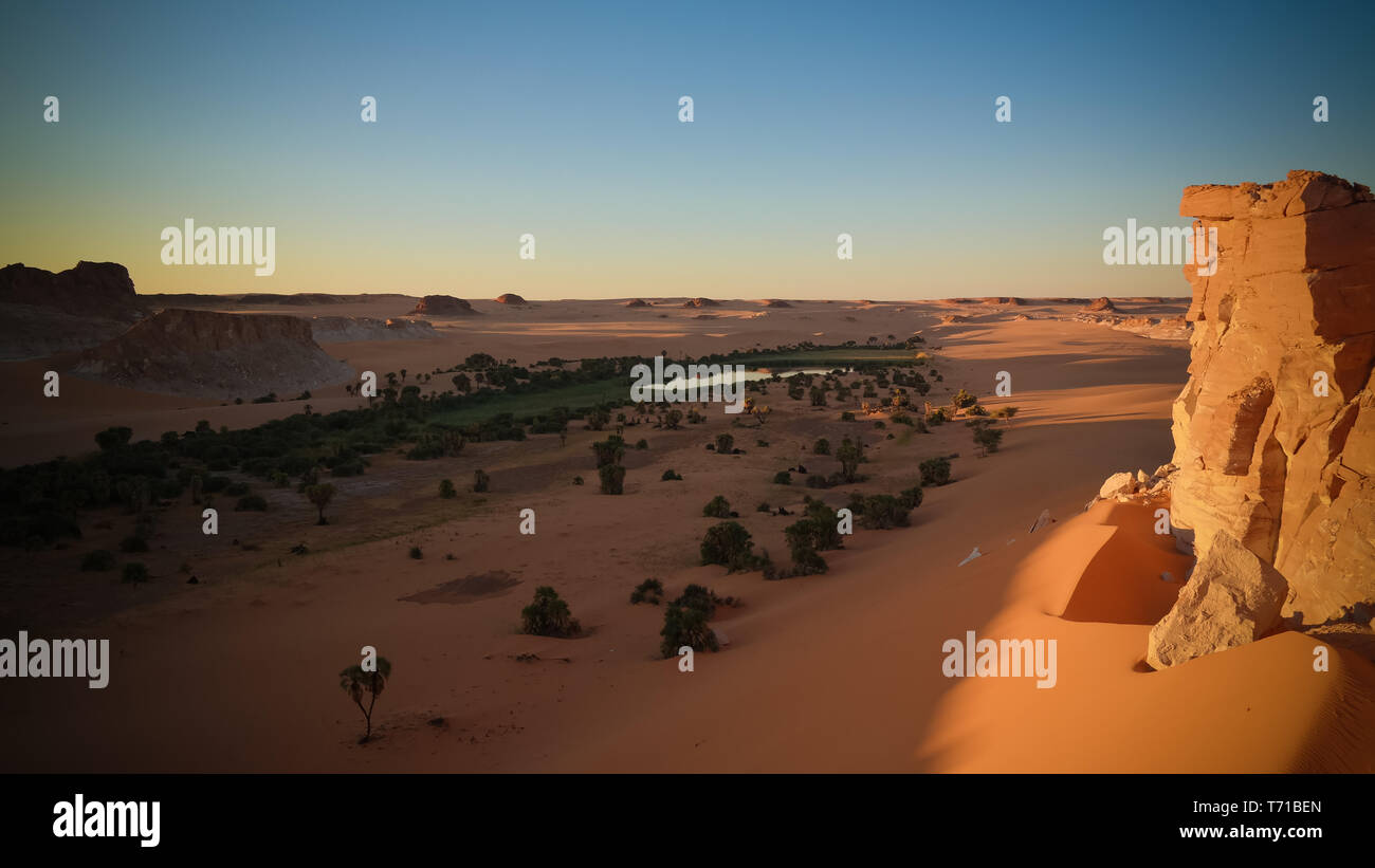 Vue panoramique aérienne à Boukkou lake group d'Ounianga Serir lacs au lever du soleil , l'Ennedi, Tchad Banque D'Images