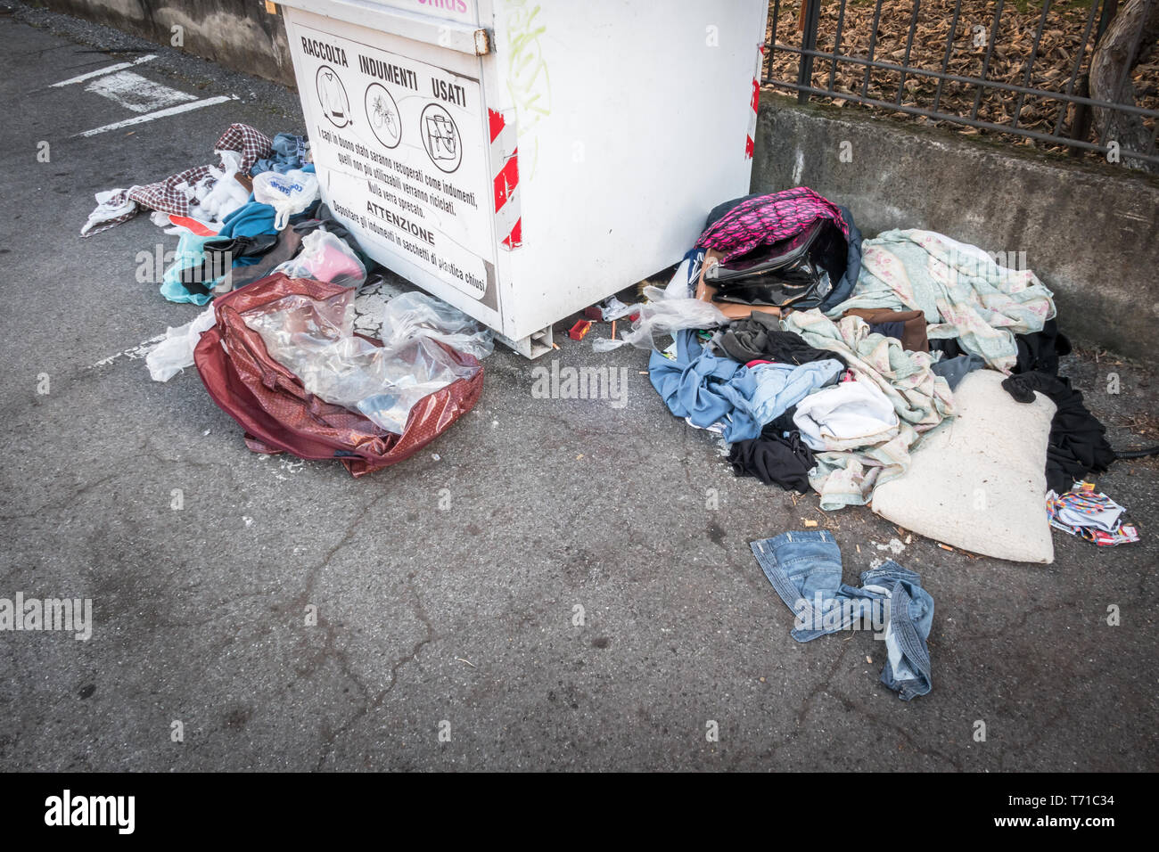 De vieux vêtements et des ordures ménagères dans un point de collecte (déchets / recyclage / l'incivilité / sens civique). Bergame, Italie - 9 janvier 2019 Banque D'Images