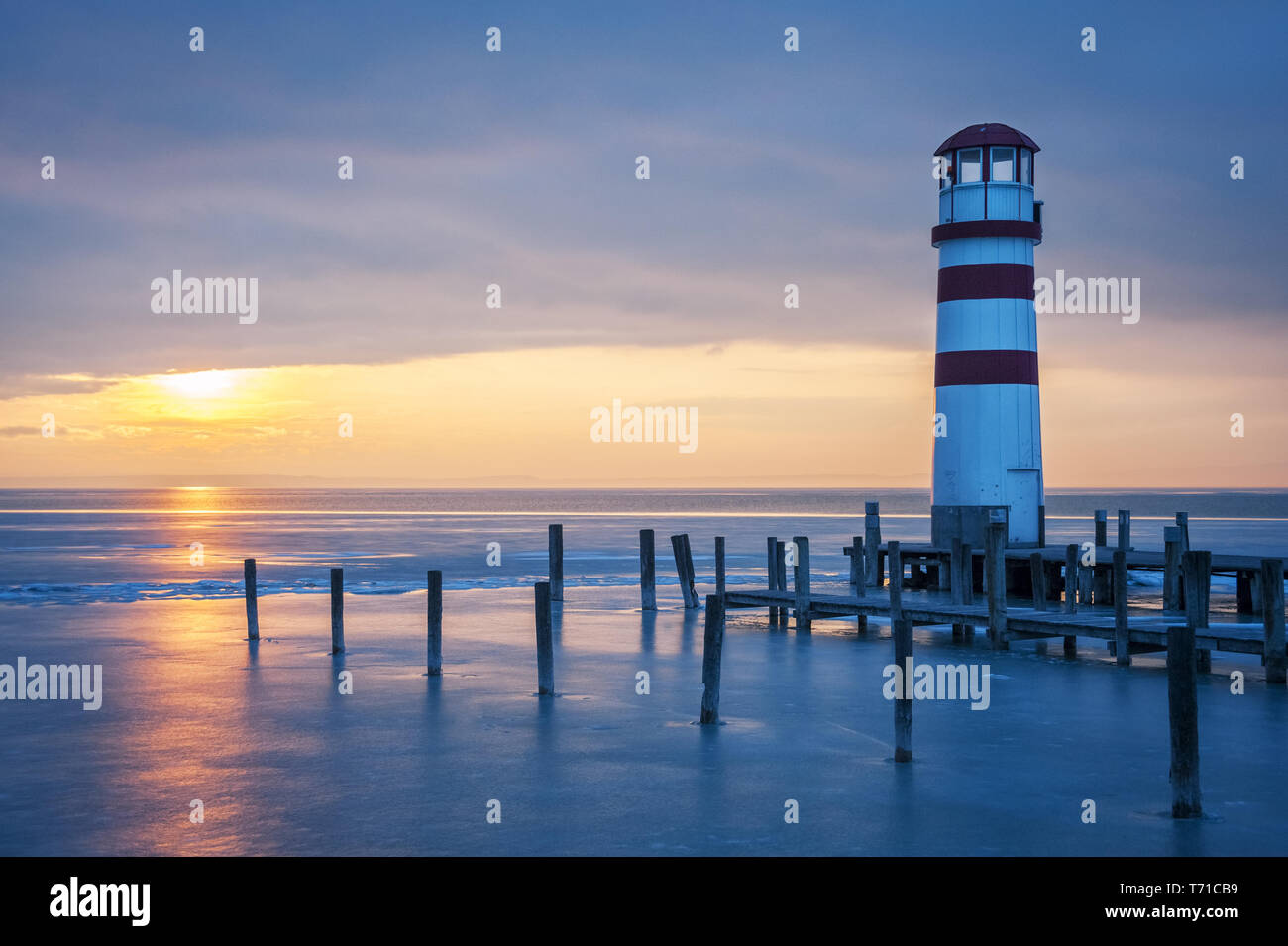 Phare sur le lac de Neusiedl en hiver Banque D'Images