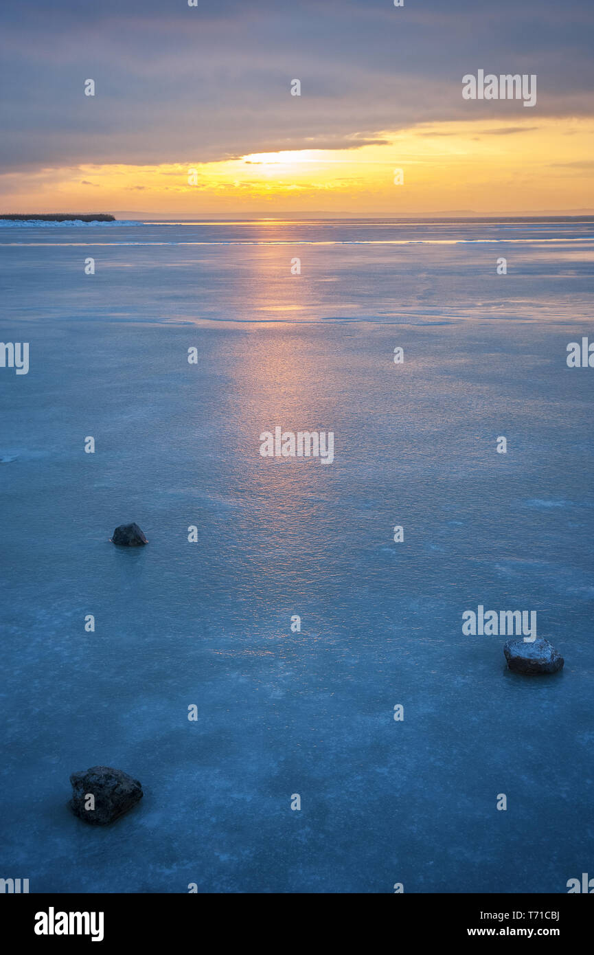 Paysage d'hiver sur un lac dans la région de Burgenland Banque D'Images