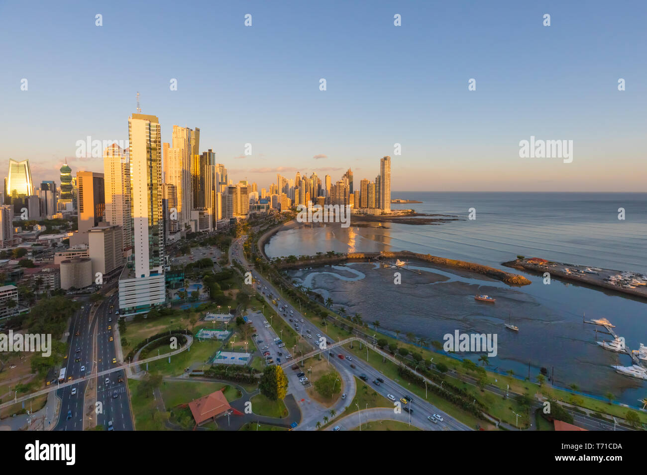 Coucher du soleil sur la ville de Panama Balboa Avenue et Punta Paitilla Banque D'Images