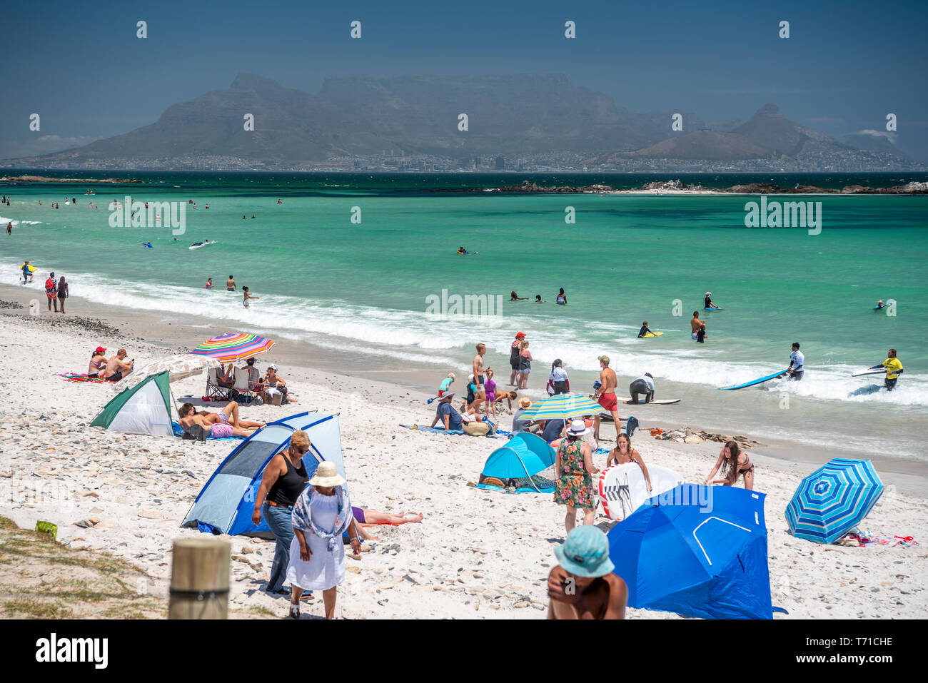 Les personnes bénéficiant de la plage avec la Montagne de la table en arrière-plan Banque D'Images