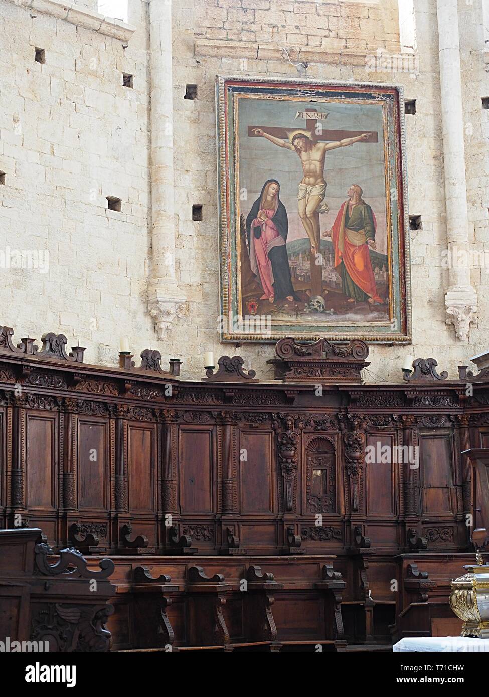 Todi Ombrie Italie. Vue de l'intérieur de l'ancienne église de San Fortunato, l'abside avec une huile sur toile (Crucifixion) et le chœur en bois carv Banque D'Images