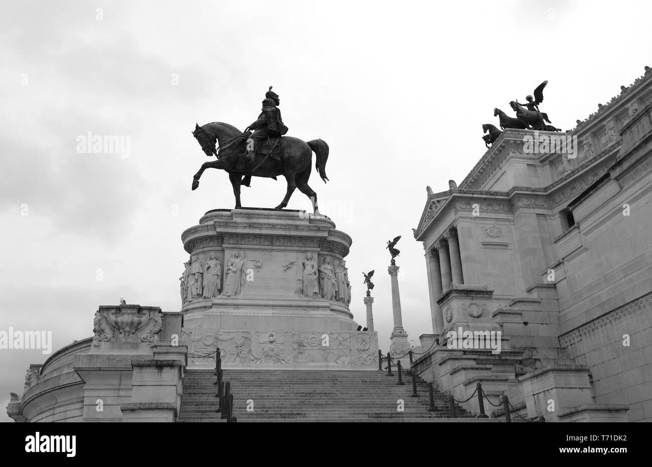 Grande statue équestre de Victor Emmanuel II d'Italie à Rome sur le grand monument appelé Altare della Patria Banque D'Images