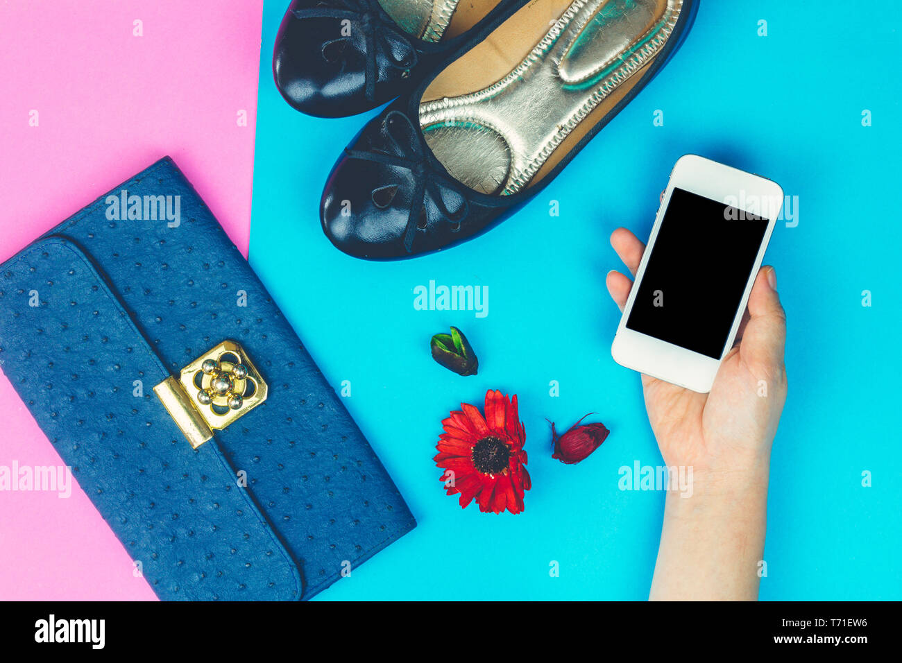 Les femmes hand holding smartphone avec tenue décontractée et de la mode femme Banque D'Images